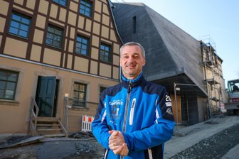 Erst in China, bald im Vogtland: Adorf lässt Perlmutt blühen - Adorfs Bürgermeister Rico Schmidt (parteilos) vor dem neuen Erlebniszentrum Perlmutter.