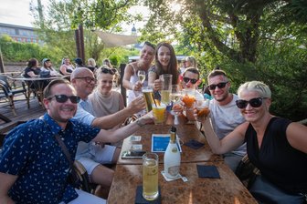 Erst Insolvenz-Aus, jetzt Neueröffnung: So startete der Plauener Stadtstrand in die Freiluftsaison - Gute Stimmung bei kühlen Getränken zur Neueröffnung des Stadtstrands Plauen.