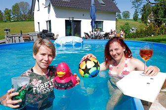 Erst Kälteschock, jetzt Wohlfühl-Wetter: So genießen Erzgebirger die sommerlichen Temperaturen - Nina (re.) und Selina Schories erfrischten sich am Mittwoch im Pool am Eigenheim in Erlbach-Kirchberg.
