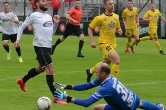 Erst kein Glück und dann Pech - VfB-Torhüter Stefan Schmidt ist hier vor der Meuselwitzer Andy Trübenbach rechtzeitig zu Stelle. Rechts vorn im Bild Veit Kramer: Der 17-jährige Enkel von Manager Volkhardt Kramer gab am Sonntag sein Startelfdebüt. 
