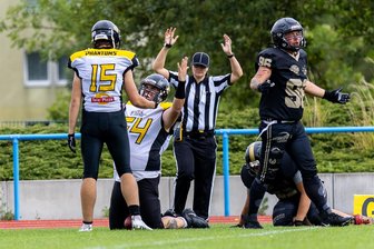 Erst Klicks, dann Touchdowns: Freibergs Footballer mischen die Liga und das Internet auf - Der Freiberger Quarterback Robert Kahlke (r.), der erst seit dieser Saison die Schlüsselposition bei den Phantoms bespielt, lässt sich nach seinem Touchdown von Carl-Maria Sven Kurt Cirotzki (l.) feiern.