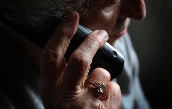 Erst klingelt das Telefon, dann ein Bote: So erbeuten Trickbetrüger EC- und Debitkarten - Die Polizei warnt vor Betrugsmaschen, bei denen Betroffene entweder einen Anruf oder eine Phishing-Mail erhalten.