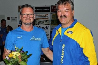 Erst kommt der Serienmeister, dann geht es an den Bodensee - Germania-Mannschaftsleiter Jörg Guttmann (links) wurde mit dem Markneukirchener Bürgerpreis geehrt. Rechts Vereinschef Jens Berndt.