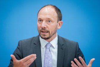 Erst kommt die AfD mit Maximilian Krah nach Stollberg - danach CDU-Politiker Marco Wanderwitz - Marco Wanderwitz befürwortet ein AfD-Verbot. Um dieses geht es bei einer Diskussion in Stollberg.