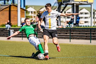 Erst Kopfballtor, dann 180: Freiberger Fußballer fährt nach Kantersieg wichtige Dartpunkte ein - Der Dosenöffner der Partie: Lucas René Hanitsch (r.) traf in der 26. Minute zur 1:0-Führung.