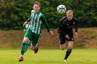 Erst „Kopfnuss“, dann Gewitterguss: Langhennersdorfer gewinnen Klassiker der Fußball-Mittelsachsenliga - Der Langhennersdorfer Torschütze Nico Kindler (l.) mit Arthur Spielhaus im Kampf um den Ball.