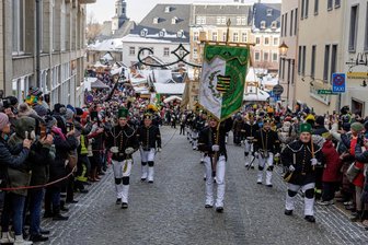 Erst live, dann im Fernsehen: Annaberg-Buchholz erwartet Tausende zur Bergparade - Am Sonnabend findet die Große Bergparade – hier ein Foto von 2022 – in Annaberg statt. Es werden etwa 1000 Trachtenträger erwartet.