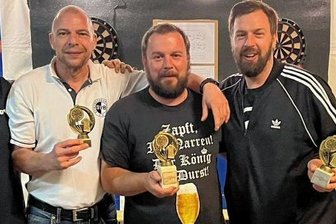 Erst nach über sieben Stunden steht der Sieger fest - René Barthel (Zweiter von rechts) gewann das Bobener Dartsturnier. Auf den Plätzen folgten Thomas Lenk (rechts), Ingo Meinel (Zweiter von links) sowie Philipp Timper (links).