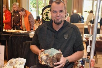 Erst Pilze und jetzt Mineralien: Adorfer mit Sammelleidenschaft - Seit fünf Jahren vom Steinefieber gepackt: Andreas Roth aus Adorf. In den Händen hält er einen mehrere Kilo schwerer Malachit mit Kupfererz. 