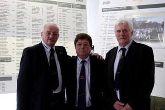 Erst prägte das Ringen ihn - dann prägte er das Ringen - Klaus Wappler (Mitte) engagiert sich mit Horst Steinert (links) und Karl Heinz Scheffler (rechts) bei den "Alten Pausaer Athleten". Im Hintergrund die Chronik, die Horst Steinert pflegt und die Klaus Wappler über viele Jahre mitgeprägt hat. Karl-Heinz Scheffler hält die Zügel bei den "Alten Pausaer Athleten nun schon einige Jahre in den Händen.