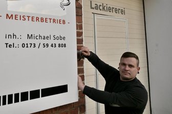 Erst Praktikant, jetzt Meister: Warum ein Werdauer einen Handwerksbetrieb übernommen hat - Lackierermeister Michael Sobe hat sich vergrößert. Seine Werkstatt befindet sich ab sofort nicht mehr in der Werdauer Bahnhofsvorstadt, sondern an der Ortsgrenze zu Langenhessen an der Crimmitschauer Straße.