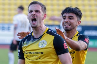 Erst Schmerz, dann Stolz: Wie der VFC Plauen Oberliga-Spitzenreiter SC Freital stürzte - VFC-Stürmer Tyron Profis (links) schreit die Freude über sein Tor gegen den SC Freital heraus. Amaar Hussain (rechts) ist der erste Gratulant.