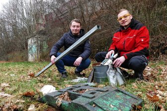 Erst schnelle Eingreiftruppe für Trucker, nun Müllsammeltruppe: Yannick Meyer aus Zschopau schafft Ordnung - Yannick Meyer und Kevin Lohse sammeln in der Nähe des alten Bahnhofs in Zschopau Müll. Meist finden sie alte Flaschen, manchmal sogar Verkehrszeichen oder Teile davon.