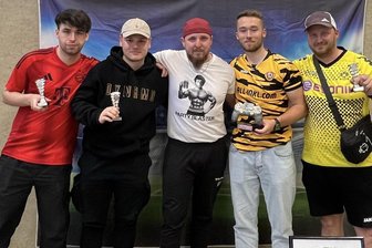 Erst Sieger an der Spielekonsole, dann Derbyheld: Claußnitzer Fußballer zeigt sich besonders treffsicher - Lennard Delling (2. v. r.) gewann am Samstag das Fußballturnier an der Spielekonsole vor seinem Cousin Edward Delling (2. v. l.). Am Sonntag feierten beide gemeinsam dann noch den Derbysieg in der Mittelsachsenliga.
