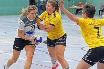 Erst spät in Fahrt gekommen - Gegen ihr Ex-Team aus Plauen-Oberlosa traf Langenhessens Nena Mühlmann (links) am Samstag gleich sechs Mal. Mit vier Toren in Folge am Ende der ersten Halbzeit sorgte sie für eine Vorentscheidung.