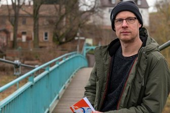 Erst Speerwerfer - jetzt Krimiautor - Matthias Sonnenberg, Autor des Kriminalromans "Das Geständnis des Läufers", auf der Hängebrücke in Zinnberg. Hier, in der Nähe von Penig, hat der ehemalige Speerwerfer seine ersten Lebensjahre verbracht. Mit seiner Familie wohnte er im Gebäude des früheren Gasthauses "Elysium" (links hinten).