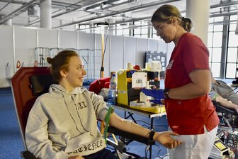 Erst spenden, dann schlemmen und shoppen - Mathilde Löbe (links.) hat am Samstag 500 Milliliter Blut gespendet.