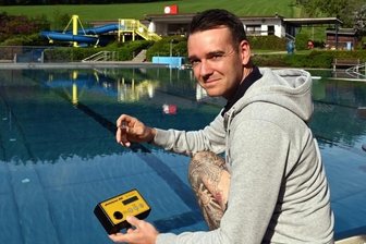 Erst testen, dann planschen: Freibäder öffnen ihre Türen - Marcel Kis, Leiter des Gornsdorfer Eigenbetriebs, entnimmt eine Wasserprobe. Ab dem morgigen Samstag ist das Bad wieder offen. 