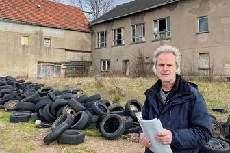 Erst Treff zum Tanz, nun Schandfleck: Gasthof bei Seelitz wird zur Ruine - Der Seelitzer Bürgermeister Thomas Oertel wünscht sich endlich eine Lösung für den immer mehr verfallenden ehemaligen Gasthof "Zur Linde" bei Zetteritz. 