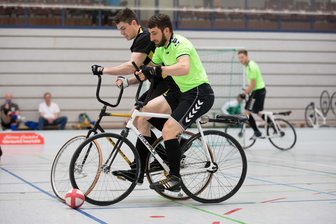 Erst überrollt, dann gekämpft: Freiberger Radballer mit durchwachsenem Auftakt - Die Radballer des TV 1844 um Eric Rudolph (vorn), hier in einem früheren Spiel, fuhren zum Start zwei Siege und zwei Niederlagen ein.