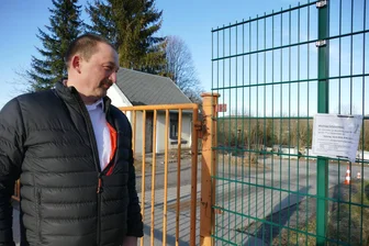 „Erst verwahrlosen lassen, dann tot machen“: Schließung des Wertstoffhofes Wolkenstein löst Kritik aus - Michael Schmidt steht vor dem Wolkensteiner Wertstoffhof. Ein Aushang weist auf die Schließung hin.