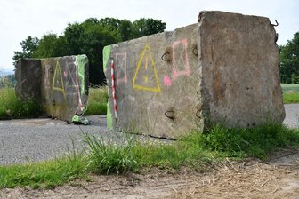 Erst zu, dann wieder auf: Geheimnisvolle Barrieren in der Peniger Sandstraße - Ein Teil der Sandstraße bei Obergräfenhain wurde mit Betonteilen abgesperrt. An den Einfahrten zur Sandstraße gab es hingegen keinen Hinweis auf die Sperrung.