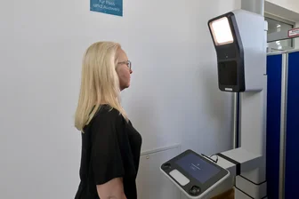 Erst Zwickau, dann Kirchberg, jetzt Mülsen: Immer mehr Kommunen in Westsachsen schaffen Passbildautomaten an - Gemeindemitarbeiterin Nicole Weigel probiert es aus: Im Verwaltungszentrum in Mülsen steht seit dieser Woche ein neuer Passbildautomat.