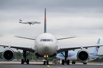 Erstattung für Flugausfall auch bei teurem Kerosin - Hohe Kerosinpreise sind laut EU-Kommission kein außergewöhnlicher Umstand: Fluggäste müssen bei Flugstreichungen entschädigt werden.