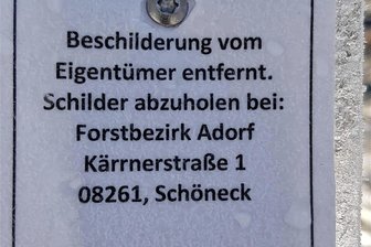 Erstaunen im Wald: Nutzer der Kammloipe wundern sich im Bereich Schneckenstein über ungewöhnliche Informationsblätter - Eigentümliche Zettel an der Kammloipe im Bereich Schneckenstein sorgten am Wochenende für etliche Anfragen.