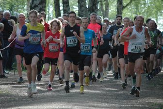 Erstaunter Sieger des 20. Geringswalder Schlossberglaufs: Hier geht es nur rauf und runter - 195 Teilnehmer waren am Samstagmittag beim 20. Geringswalder Schlossberglauf dabei. Über die 8,8 Kilometer gewann Olaf Ueberschär (Startnummer 165) vom LFV Oberholz aus dem Leipziger Land. Über 3,7 km kam Nick Iffländer (Nummer 97) von der LG Mittweida zuerst ins Ziel.