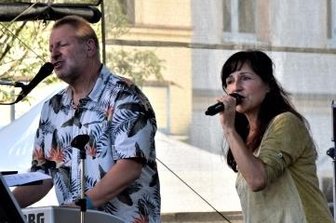 Erste 1000 Euro bereits überwiesen - Das Duo Matti und Conny beim Flutbenefiz. 