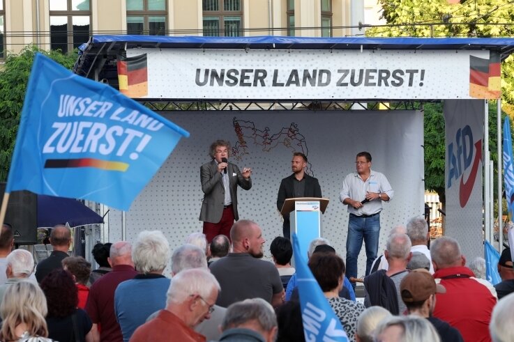 Erste AfD-Demo zieht 200 Personen an - Matthias Moosdorf, Jonas Dünzel und Stephan Brandner (von links) kritisierten mit teils scharfen Worten die Bundesregierung. 