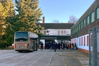 Ein Bus mit 41 Menschen erreicht das ehemalige Pionierlager in dem Chemnitzer Ortsteil.