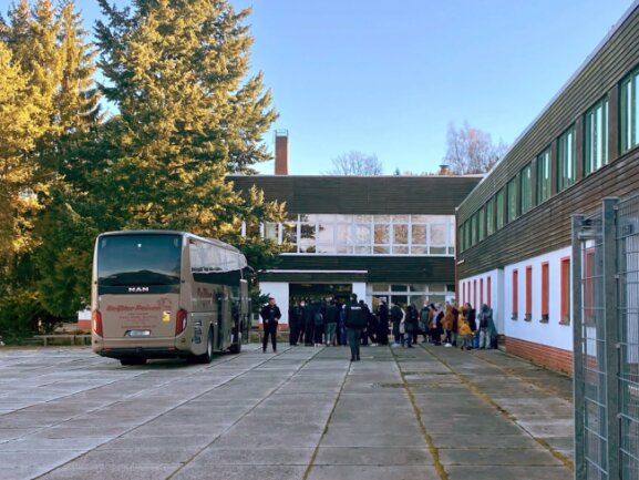 Ein Bus mit 41 Menschen erreicht das ehemalige Pionierlager in dem Chemnitzer Ortsteil.