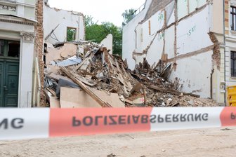 Erste Anwohner kehren nach Hauseinsturz in Görlitz zurück - Aus den Trümmerresten des eingestürzten Hauses haben Einsatzkräfte drei Tote geborgen.