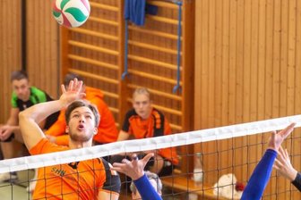 Erste Aufgaben gut gemeistert - Moritz Mai (l.), der als bester Spieler seines Teams geehrt wurde, und die Milkauer Volleyballer haben einen perfekten Saisonstart in die Bezirksliga hingelegt. Weiter geht es nun aber erst im November.