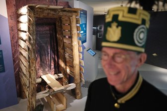 Erste Ausstellung der Kulturhauptstadt auf der Zielgeraden: „Silberglanz und Kumpeltod“ meistbesuchte Schau im Smac - Schon zur Pressekonferenz kurz vor Eröffnung der Ausstellung „Silberglanz und Kumpeltod“ im Oktober war unter anderem ein Vertreter der Freiberger Berg- und Hüttenknappschaft eingeladen. Bis heute befinden sich unter den Besuchern viele ehemalige Bergleute und Mitglieder von Bergbauvereinen. Im Hintergrund ist ein Nachbau eines „Türstockes“ aus dem 19. Jahrhundert zu sehen, das ist der Ausbau eines Bergbaustollens.