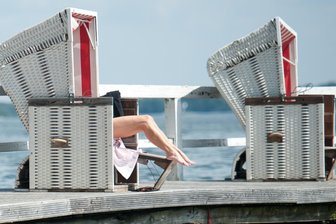 Erste Bäder an der Ostsee führen Nackt-Pflicht an beliebten FKK-Stränden ein - An einigen Ostsee-Stränden gilt ab dem 1. April ganz oder gar nicht: Wer mit Badehose, Badeanzug oder Bikini erwischt wird, muss gehen.