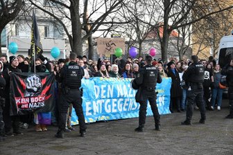 Erste Bilanz der Polizei in Chemnitz: Ermittlungen wegen Volksverhetzung und Beleidigungen, dazu ein verletzter Polizist – und eine Bombendrohung - Etwa 1000 Polizisten waren am Samstag im Einsatz.
