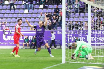„Erste Bilder lassen darauf schließen, dass der Ball so ungefähr 80 Zentimeter hinter der Linie war“: Die Stimmen zur Partie Erzgebirge Aue gegen Arminia Bielefeld - Erste Bilder, die ich gesehen hab, lassen darauf schließen, dass der Ball so ungefähr 80 Zentimeter hinter der Linie war“: Erik Majetschak (nicht im Bild) köpft, 7000 Menschen sehen den Ball hinter der Linie - nur die Schiedsrichter nicht.