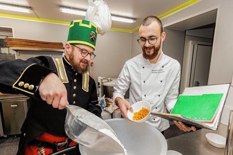 Erste Brüderschaft mit eigenem Stollen - Wann steht schon mal ein Bergmann in der Backstube? Ingolf Köhler, Bergältester der Bergbrüderschaft Wiesa, und Bäcker Philipp Einenkel (v. l.) hatten viel Spaß beim Fototermin zum "Wiesaer Bargmannl Stolln".