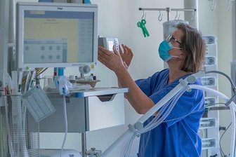 Erste Covid-19-Patienten am Chemnitzer Klinikum müssen beatmet werden - Eine Krankenschwester prüft ein Beatmungsgerät in einem Zimmer einer Intensivstation.