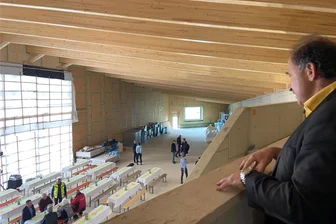 Erste Einblicke ins neue Deutsch-Deutsche Museum Mödlareuth: Sogar Berliner Mauer wird hier künftig ausgestellt - Blick in den Neubau des Deutsch-Deutschen Museums. Chef Robert Lebegern schaut hinunter in die große Halle. Das große Panoramafenster, das jetzt noch mit Folie abgehangen ist, ermöglicht Besuchern die Sicht Richtung Mauer und Tannbach.