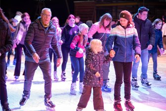 Erste Eisbahn im Vogtland nimmt Betrieb auf: Was Besucher im Oelsnitzer Elstergarten wissen müssen - Zum Start in die neue Wintersaison war die Eisbahn im Elstergarten Oelsnitz bei der Eröffnung sehr gut besucht.