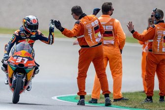 Der Fahrer Pedro Acosta aus Spanien vom Team Red Bull KTM Ajo jubelt nach dem Sieg bei seiner Ehrenrunde.