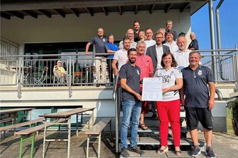 Erste Erfolge: Syrau kämpft um moderne Sportanlagen - Die vogtländische CDU-Bundestagsabgeordnete Yvonne Magwas hält die zuvor unterschriebene Absichtserklärung zur Unterstützung des SC Syrau in den Händen.
