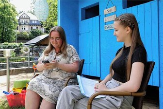 Erste Erzgebirgische Buchmesse in Schwarzenberg: Gut für Verlage, ernüchternd für Vorlesende - Maxi Behrendt aus Schwarzenberg (l.) und Kristine Liebscht aus Schlettau standen stellvertretend für die jungen Leute, die sich am Poetry Slam zur erstmals stattgefundenen Erzgebirgs-Buchmesse beteiligt hatten. Sie lasen Gedichte und Kurzgeschichten am Strand.