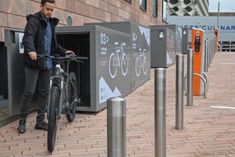 Erste Fahrradgaragen im Stadtzentrum in Betrieb - Entwickler Steve Winter demonstriert die Nutzung der neuen Fahrradgaragen am Carlowitz-Congresscenter.