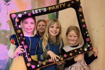 Erste Faschingsparty seit Jahrzehnten: Kleiner Ort im Vogtland holt alte Tradition aus der Versenkung - Erst feierten ganz junge Kinder, später ältere. Spaß hatten sie alle.