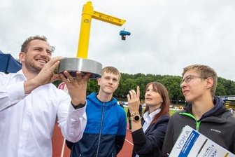 Erste Firma will in neuem Gewerbegebiet bauen - Lash + Lift hat in Oelsnitz viel vor. Max Wunderlich und Sandra Zöphel haben daher kürzlich um Nachwuchs auf der Ausbildungsmesse in Plauen geworben. 